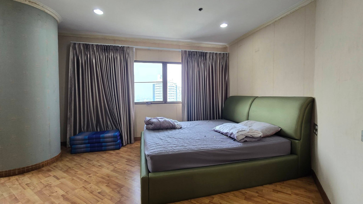 For SaleCondoBangna, Bearing, Lasalle : Condo for sale Central City East Tower: Central City Bangna East Tower, next to Central Bangna | Special price lower than the market, large usable area 236 sq m, on the 25th floor.
