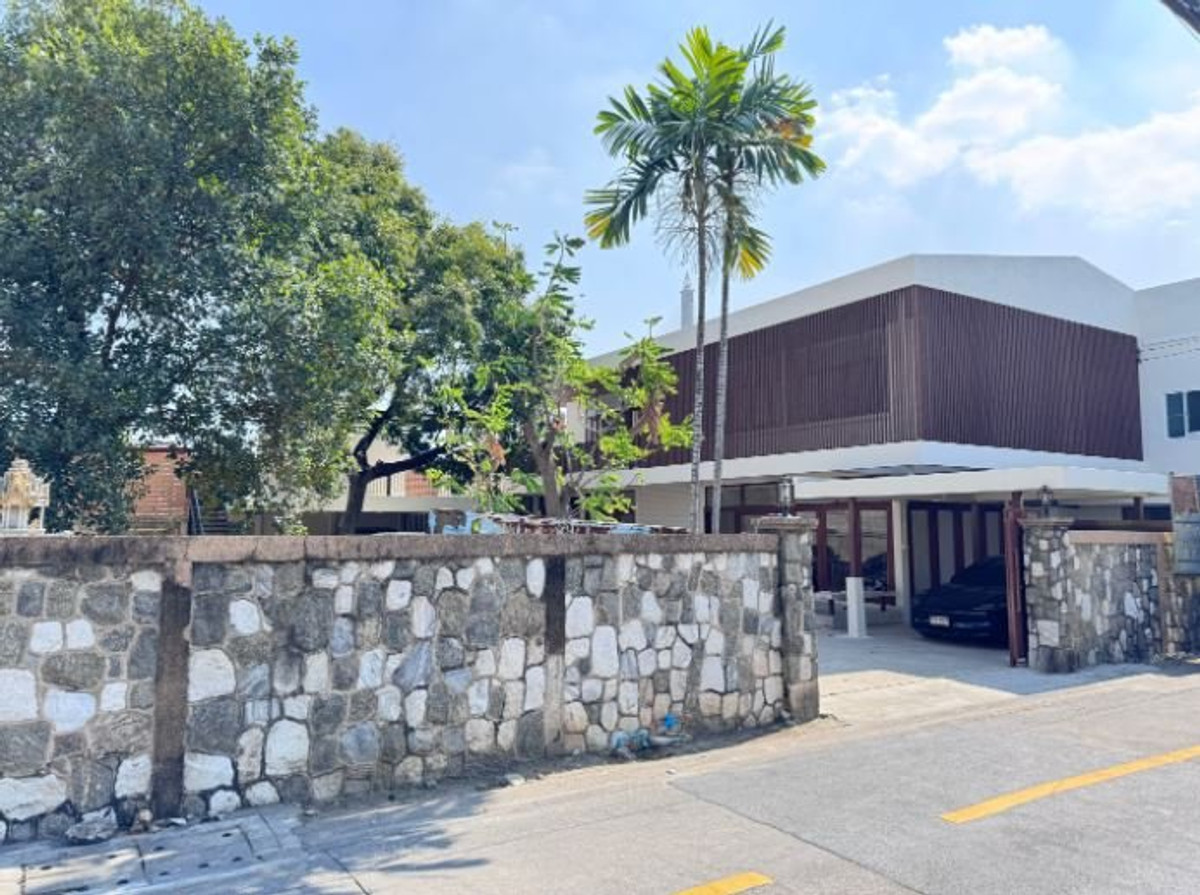 For RentHousePinklao, Charansanitwong : 2-story house, newly renovated, beautifully decorated, for rent in Charansanitwong-Bang Phlat area, near MRT Bang Yi Khan, only 1.5 km.