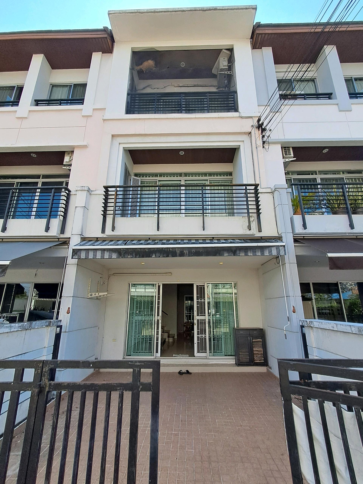 For SaleTownhomePattanakan, Srinakarin : Townhome for sale, 3 floors, 3 bedrooms, 3 bathrooms, Baan Klang Muang Monaco Srinakarin-Phatthanakan.