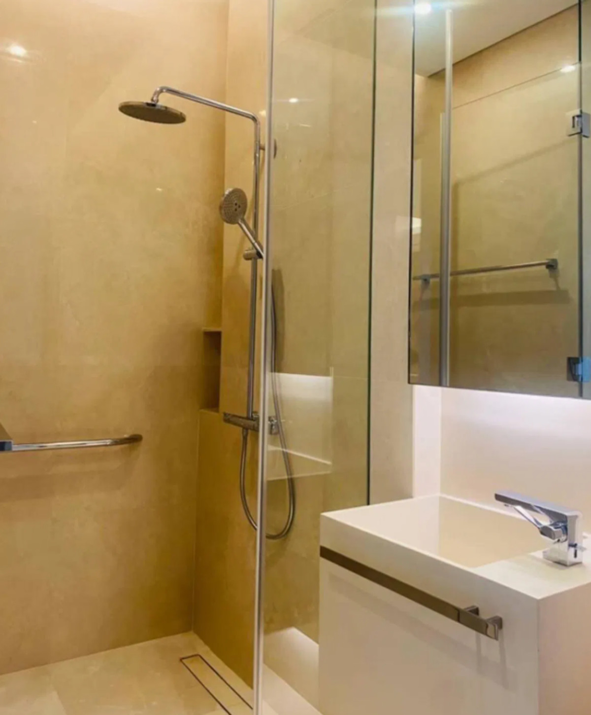 For RentCondoWitthayu, Chidlom, Langsuan, Ploenchit : Sindhorn Tonson 106 sqm. Please add LINE ID @806qphgn o8415o5483