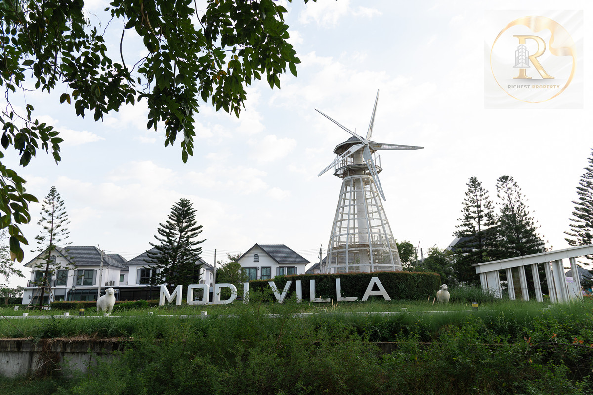 For SaleHousePathum Thani,Rangsit, Thammasat : House for sale 𝐌𝐎𝐃𝐈 𝐕𝐈𝐋𝐋𝐀 New Ratchaphruek Road, Khao Yai feel, whoever gets it is very worthwhile. The owner bought it and has never lived in it.