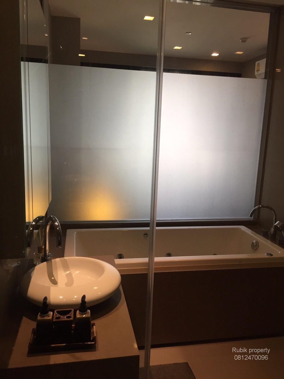 For RentCondoSilom, Saladaeng, Bangrak : 🐶🐱 Pet Friendly Condo for rent - M Silom in the heart of Silom, near BTS / MRT, very convenient to travel RB1615