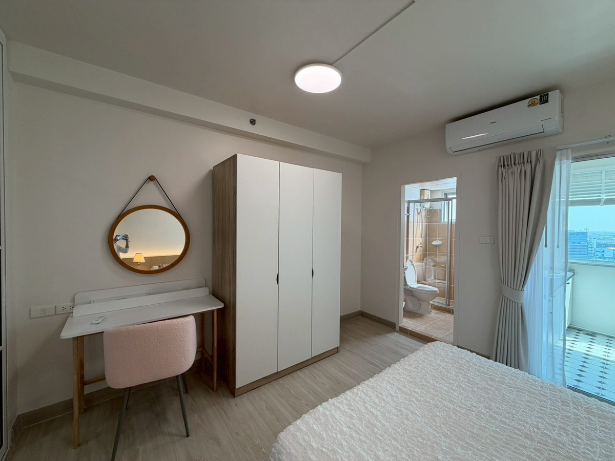 For SaleCondoPattanakan, Srinakarin : Condo for sale Supalai Park Srinakarin, beautiful room, newly decorated. Every piece of new furniture Ready to move in Next to the skytrain