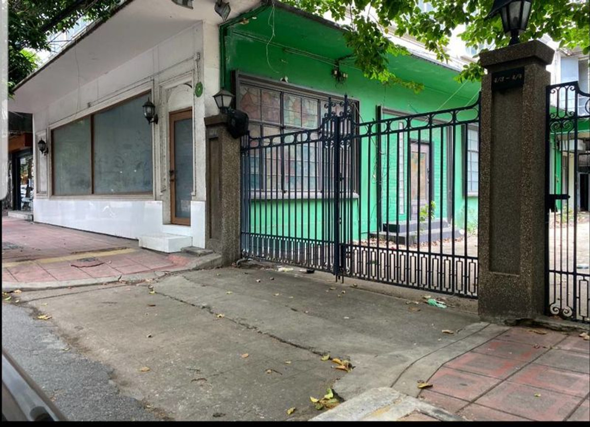 For SaleLandSilom, Saladaeng, Bangrak : Land for sale with buildings, area 298 square meters, in the heart of Silom, next to Decho Road, near the Chao Phraya River, near Central Bangrak, near Samyan Market. Near Central World, near Mrt Samyan, near BTS Chong Nonsi.