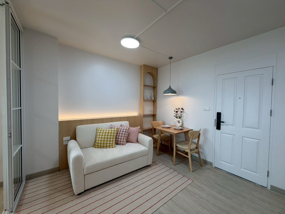 For SaleCondoPattanakan, Srinakarin : Condo for sale Supalai Park Srinakarin, beautiful room, newly decorated. Every piece of new furniture Ready to move in Next to the skytrain