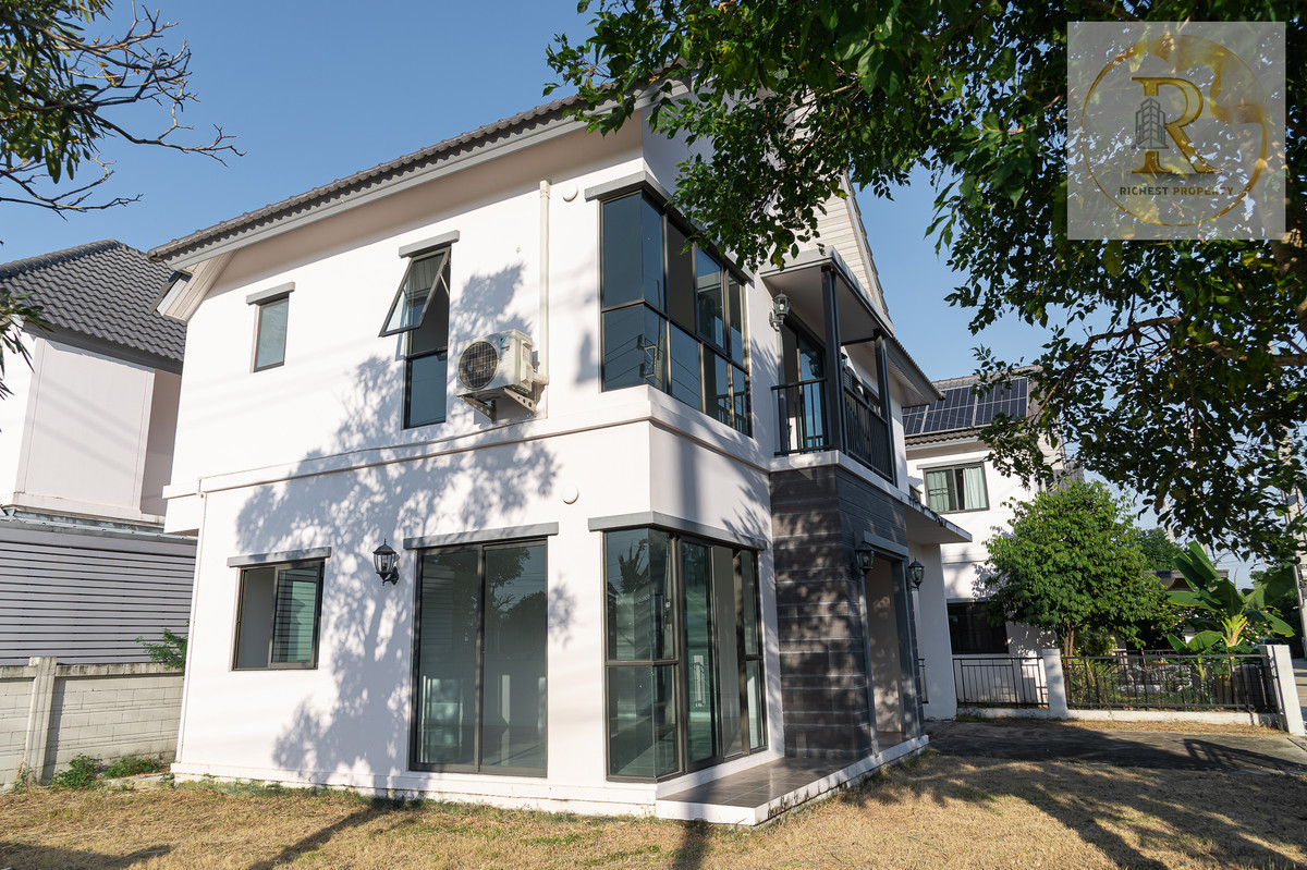 For SaleHousePathum Thani,Rangsit, Thammasat : House for sale 𝐌𝐎𝐃𝐈 𝐕𝐈𝐋𝐋𝐀 New Ratchaphruek Road, Khao Yai feel, whoever gets it is very worthwhile. The owner bought it and has never lived in it.