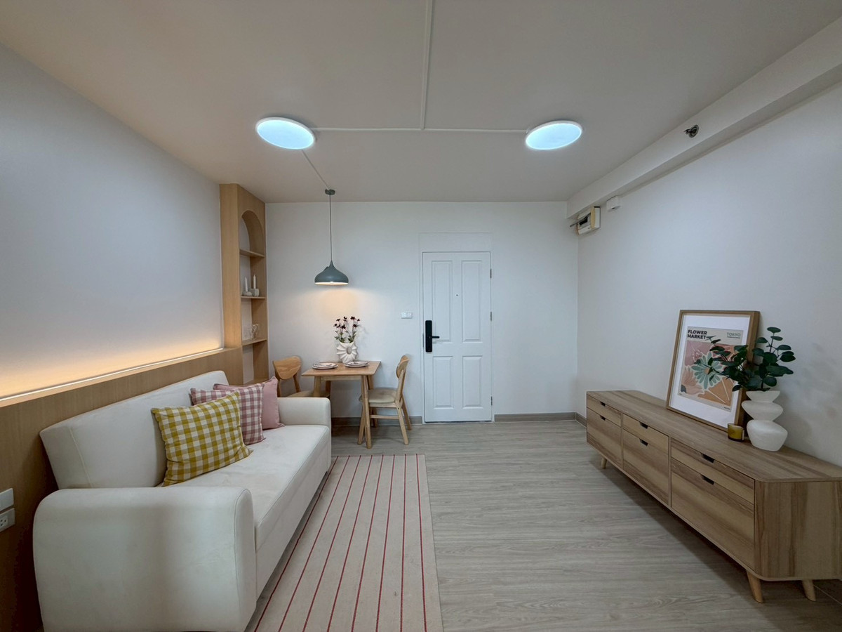 For SaleCondoPattanakan, Srinakarin : Condo for sale Supalai Park Srinakarin, beautiful room, newly decorated. Every piece of new furniture Ready to move in Next to the skytrain