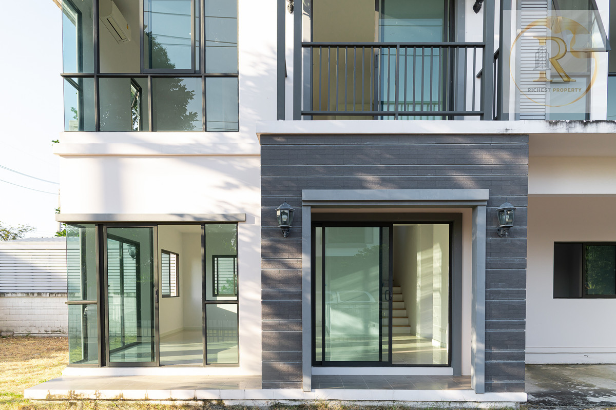 For SaleHousePathum Thani,Rangsit, Thammasat : House for sale 𝐌𝐎𝐃𝐈 𝐕𝐈𝐋𝐋𝐀 New Ratchaphruek Road, Khao Yai feel, whoever gets it is very worthwhile. The owner bought it and has never lived in it.