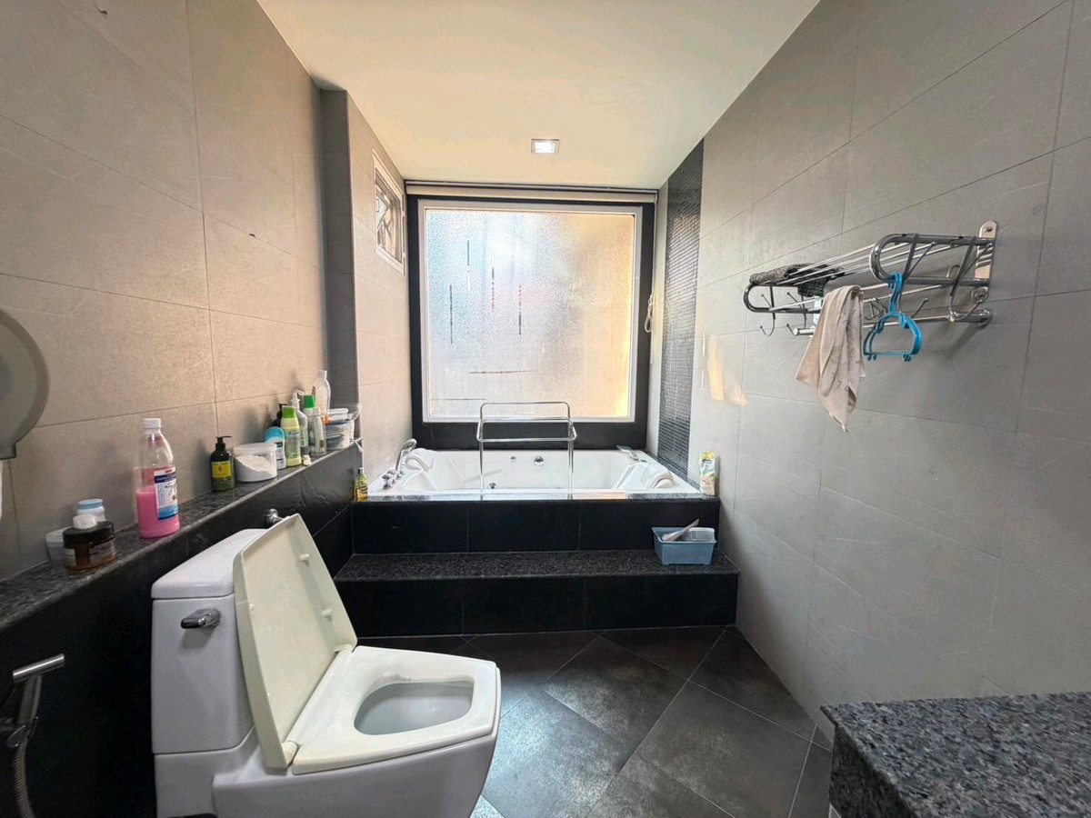 ขายบ้านเอกชัย บางบอน : บ้านเดี่ยวในโครงการ แกรนด์รอยัลนิศาชล สาทร