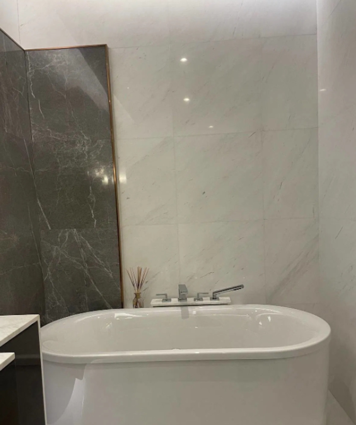 For RentCondoWitthayu, Chidlom, Langsuan, Ploenchit : Sindhorn Tonson 86 sqm. 中 日 Please add LINE ID @806qphgn o8415o5483