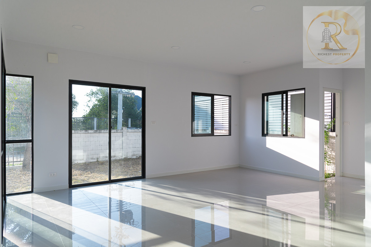 For SaleHousePathum Thani,Rangsit, Thammasat : House for sale 𝐌𝐎𝐃𝐈 𝐕𝐈𝐋𝐋𝐀 New Ratchaphruek Road, Khao Yai feel, whoever gets it is very worthwhile. The owner bought it and has never lived in it.