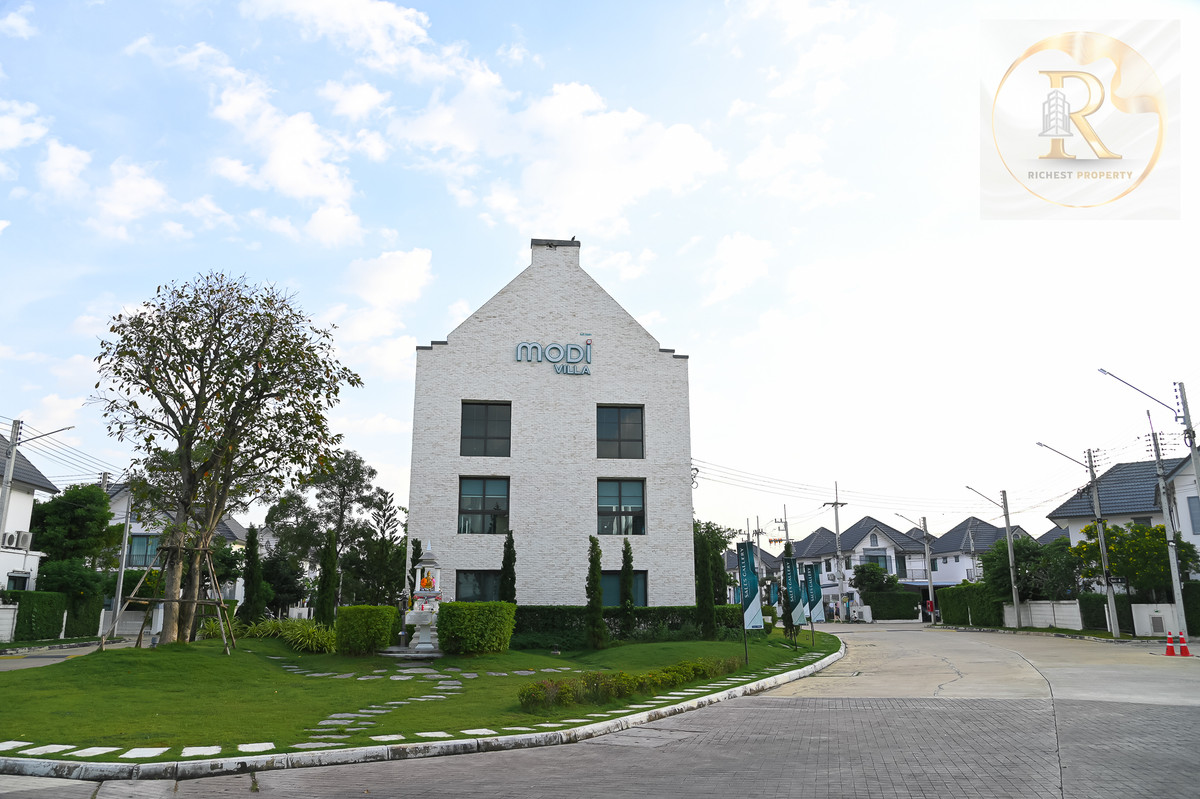 For SaleHousePathum Thani,Rangsit, Thammasat : House for sale 𝐌𝐎𝐃𝐈 𝐕𝐈𝐋𝐋𝐀 New Ratchaphruek Road, Khao Yai feel, whoever gets it is very worthwhile. The owner bought it and has never lived in it.