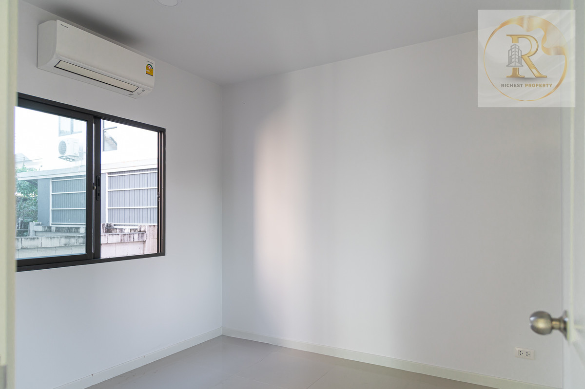 For SaleHousePathum Thani,Rangsit, Thammasat : House for sale 𝐌𝐎𝐃𝐈 𝐕𝐈𝐋𝐋𝐀 New Ratchaphruek Road, Khao Yai feel, whoever gets it is very worthwhile. The owner bought it and has never lived in it.