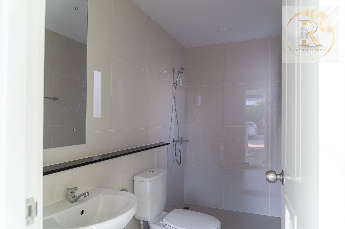 For SaleHousePathum Thani,Rangsit, Thammasat : House for sale 𝐌𝐎𝐃𝐈 𝐕𝐈𝐋𝐋𝐀 New Ratchaphruek Road, Khao Yai feel, whoever gets it is very worthwhile. The owner bought it and has never lived in it.