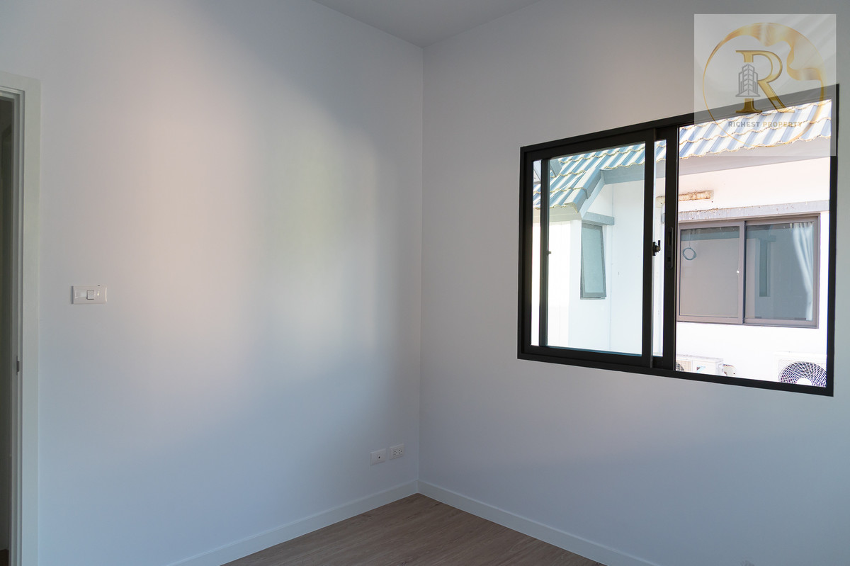 For SaleHousePathum Thani,Rangsit, Thammasat : House for sale 𝐌𝐎𝐃𝐈 𝐕𝐈𝐋𝐋𝐀 New Ratchaphruek Road, Khao Yai feel, whoever gets it is very worthwhile. The owner bought it and has never lived in it.