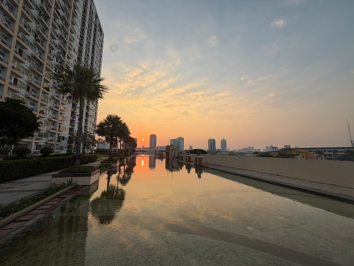 For SaleCondoPattanakan, Srinakarin : Condo for sale Supalai Park Srinakarin, beautiful room, newly decorated. Every piece of new furniture Ready to move in Next to the skytrain