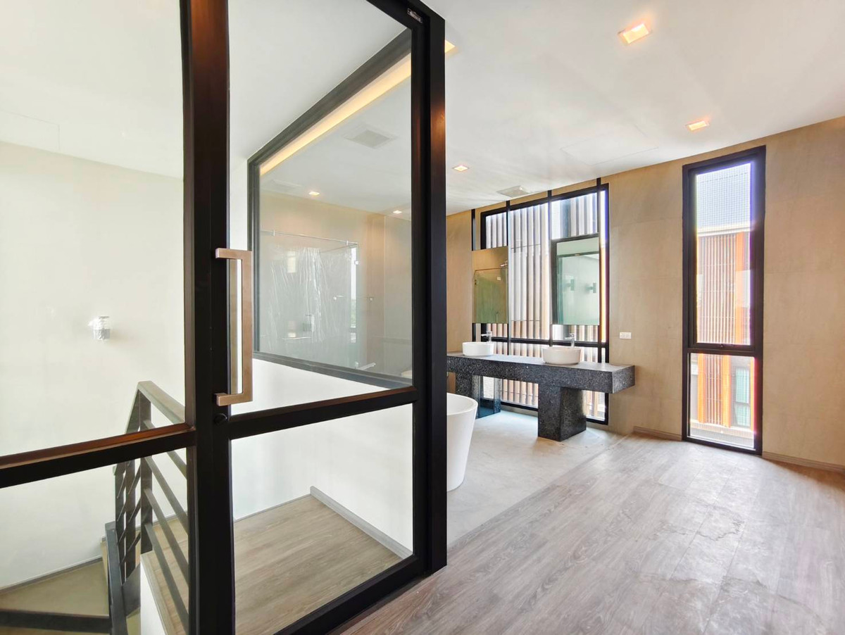 ให้เช่าทาวน์โฮมโชคชัย4 ลาดพร้าว71 : ให้เช่าทาวน์โฮม 3.5 ชั้น หลังมุม โครงการ Authen Ladprao–Nakniwa ซอยนาคนิวาศ 48 ใกล้เซ็นทรัลอีสวิลล์