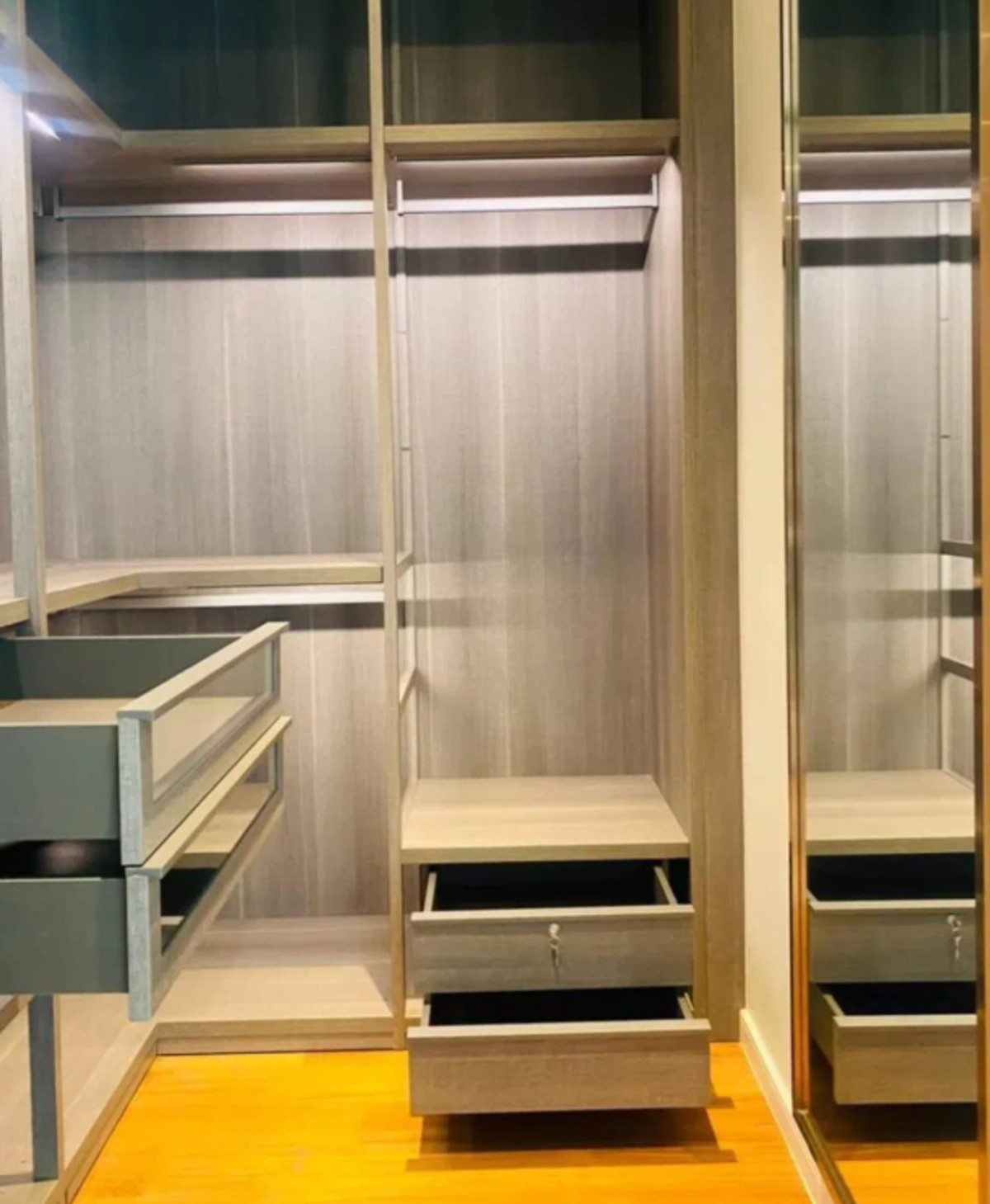 For RentCondoWitthayu, Chidlom, Langsuan, Ploenchit : Sindhorn Tonson 106 sqm. Please add LINE ID @806qphgn o8415o5483