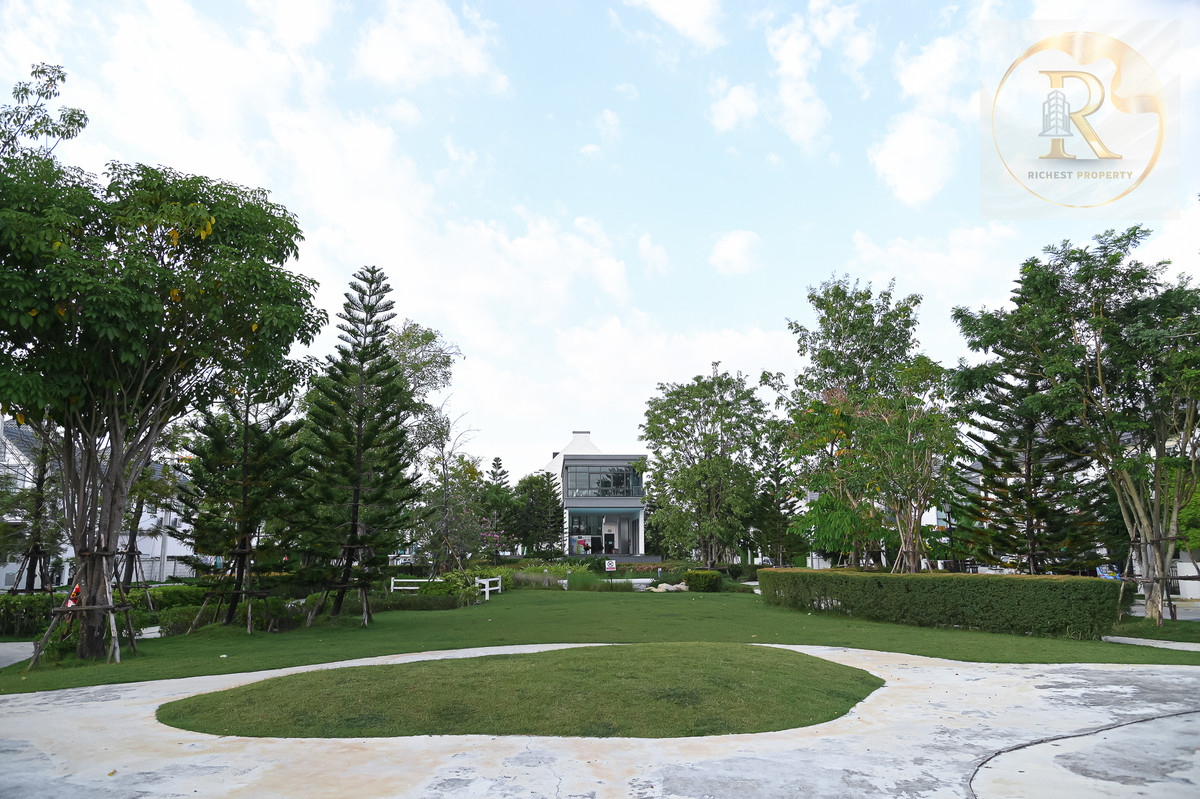 For SaleHousePathum Thani,Rangsit, Thammasat : House for sale 𝐌𝐎𝐃𝐈 𝐕𝐈𝐋𝐋𝐀 New Ratchaphruek Road, Khao Yai feel, whoever gets it is very worthwhile. The owner bought it and has never lived in it.