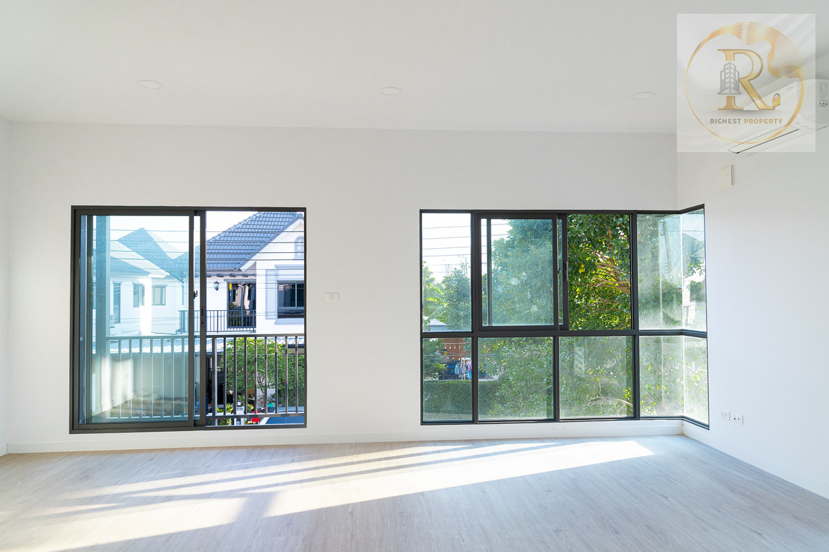 For SaleHousePathum Thani,Rangsit, Thammasat : House for sale 𝐌𝐎𝐃𝐈 𝐕𝐈𝐋𝐋𝐀 New Ratchaphruek Road, Khao Yai feel, whoever gets it is very worthwhile. The owner bought it and has never lived in it.