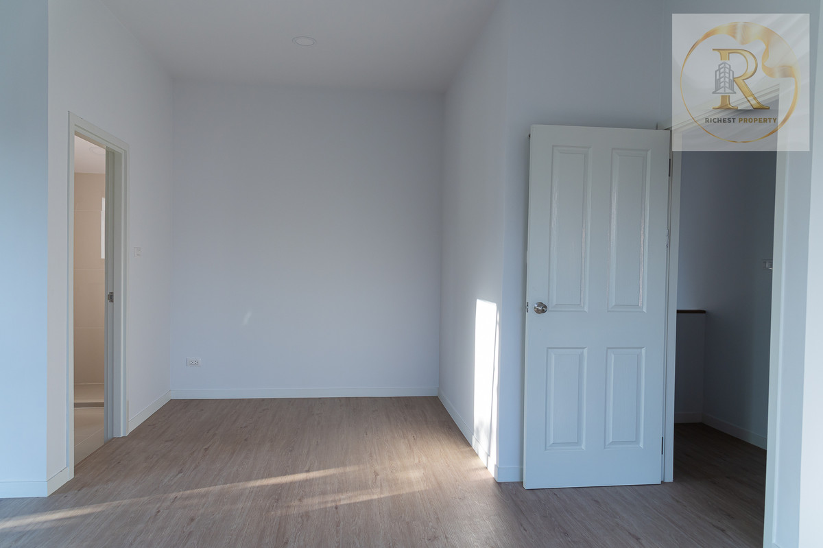 For SaleHousePathum Thani,Rangsit, Thammasat : House for sale 𝐌𝐎𝐃𝐈 𝐕𝐈𝐋𝐋𝐀 New Ratchaphruek Road, Khao Yai feel, whoever gets it is very worthwhile. The owner bought it and has never lived in it.