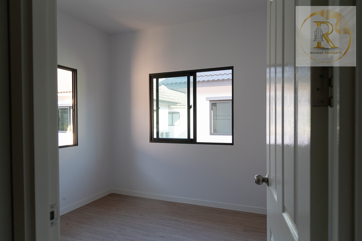 For SaleHousePathum Thani,Rangsit, Thammasat : House for sale 𝐌𝐎𝐃𝐈 𝐕𝐈𝐋𝐋𝐀 New Ratchaphruek Road, Khao Yai feel, whoever gets it is very worthwhile. The owner bought it and has never lived in it.