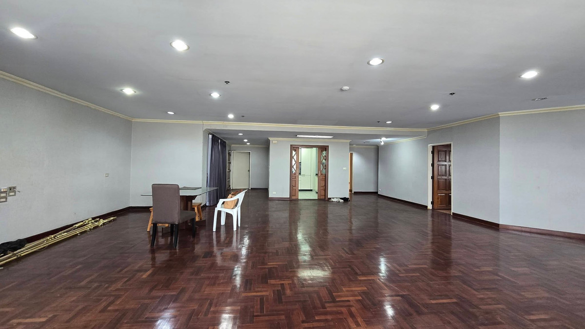 For SaleCondoBangna, Bearing, Lasalle : Condo for sale Central City East Tower: Central City Bangna East Tower, next to Central Bangna | Special price lower than the market, large usable area 236 sq m, on the 25th floor.