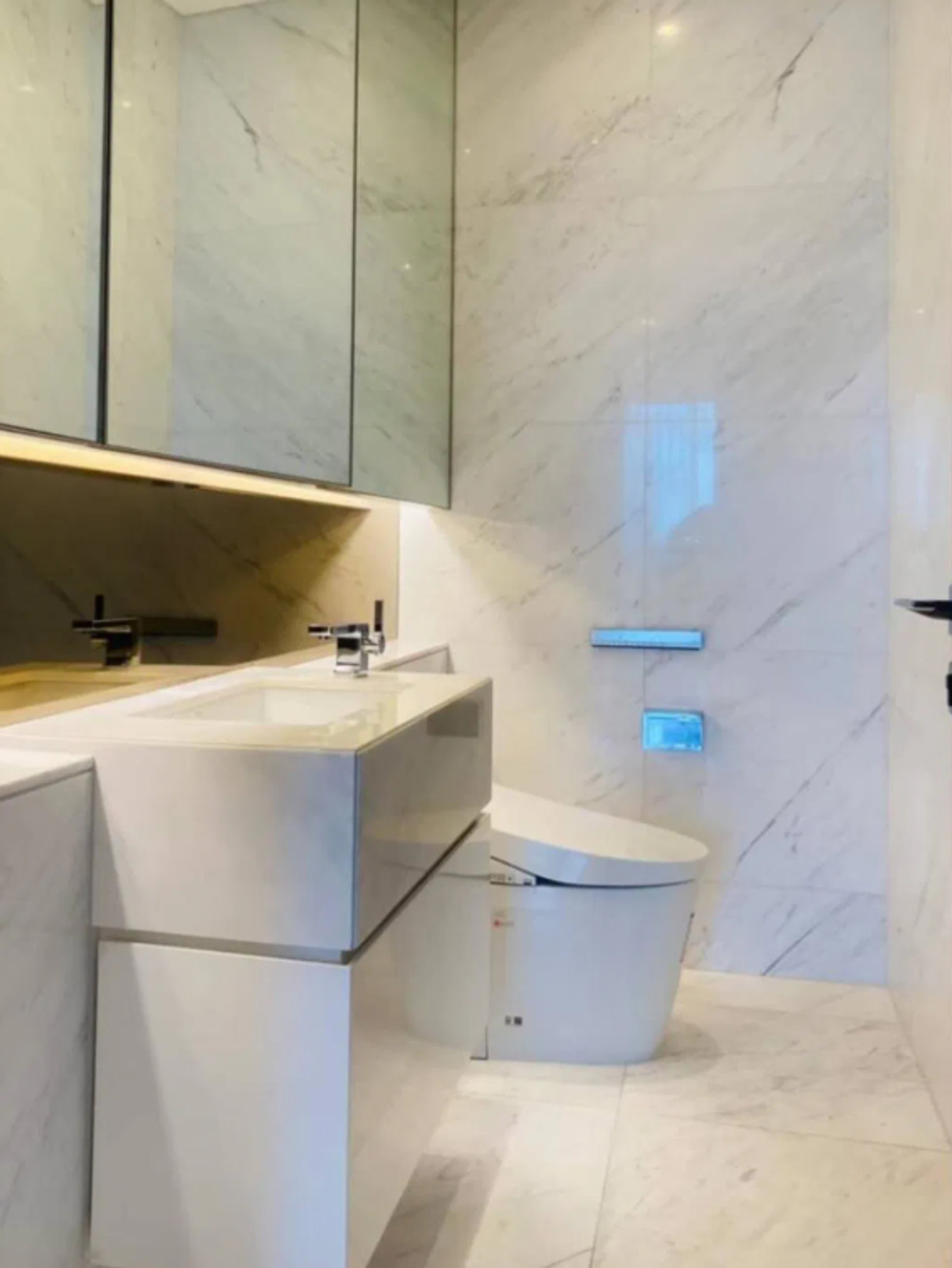 For RentCondoWitthayu, Chidlom, Langsuan, Ploenchit : Sindhorn Tonson 106 sqm. Please add LINE ID @806qphgn o8415o5483