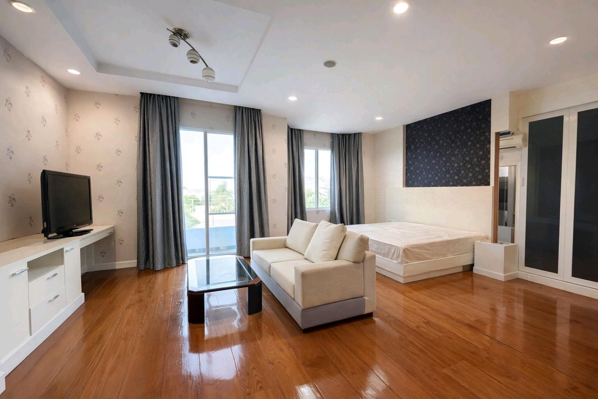 ขายบ้านเอกชัย บางบอน : บ้านเดี่ยวในโครงการ แกรนด์รอยัลนิศาชล สาทร