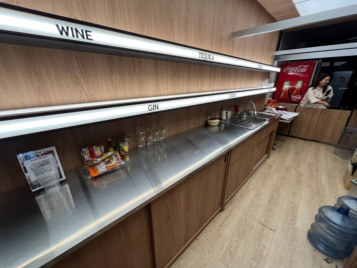 For RentRetail SpaceSukhumvit, Asoke, Thonglor : Phrom Phong Phrom Phong rental space for doing business 16 square meters, counter bar, shared common area 100 square meters, Open Space