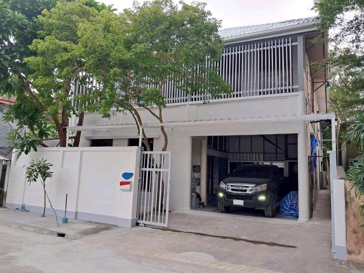 For SaleHouseMin Buri, Romklao : For sale, detached house next to the lake. Rare plot in the Sammakorn Ramkhamhaeng 110/112 project.