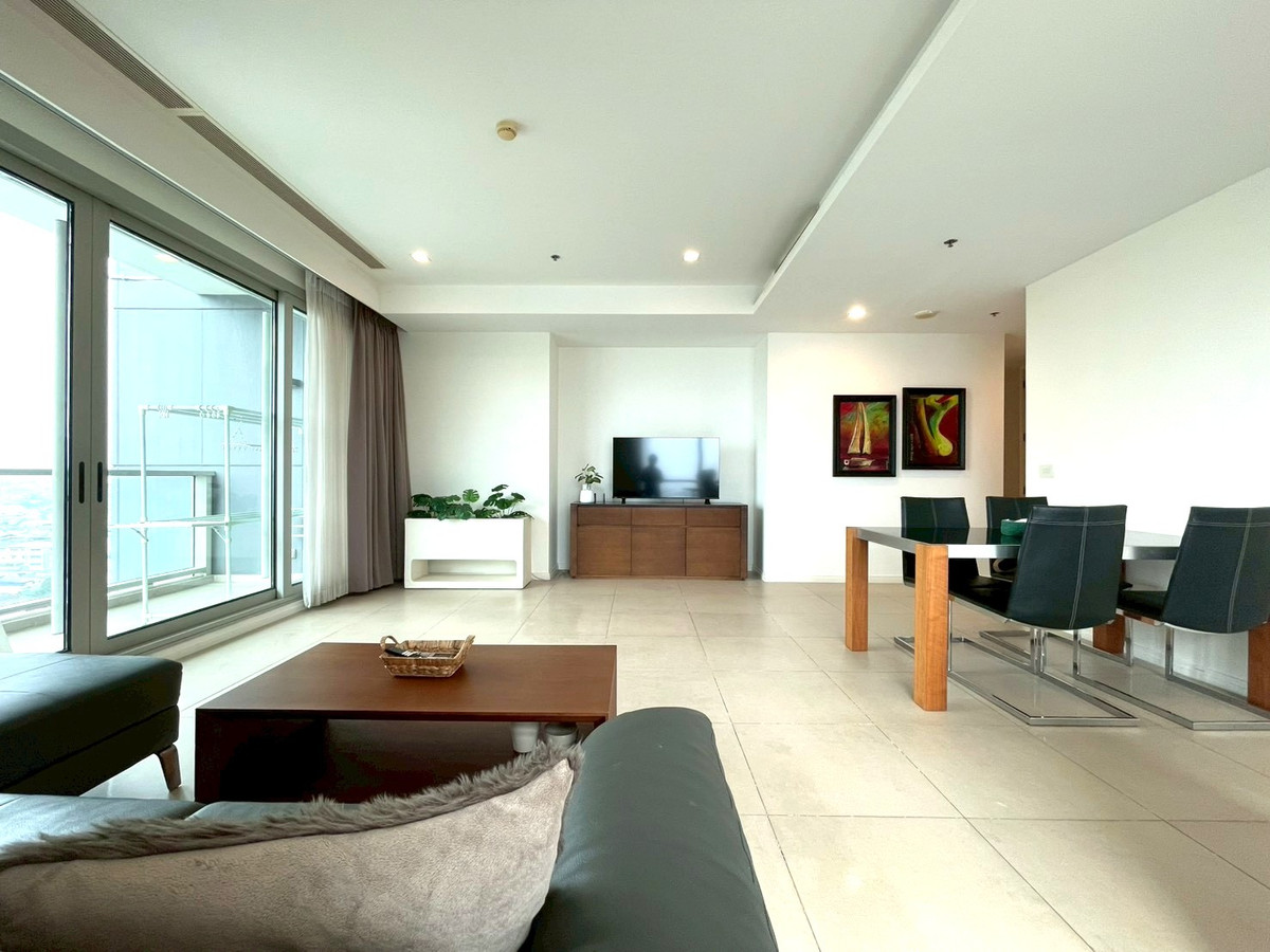 For RentCondoWongwianyai, Charoennakor : For rent: The River Condominium | Luxurious condo along the river, near ICONSIAM and the Sathorn area. Luxury condo along the Chao Phraya River. Potential location, close to business areas, 5-star hotels, and embassies. Suitable for foreigners. hotel mana