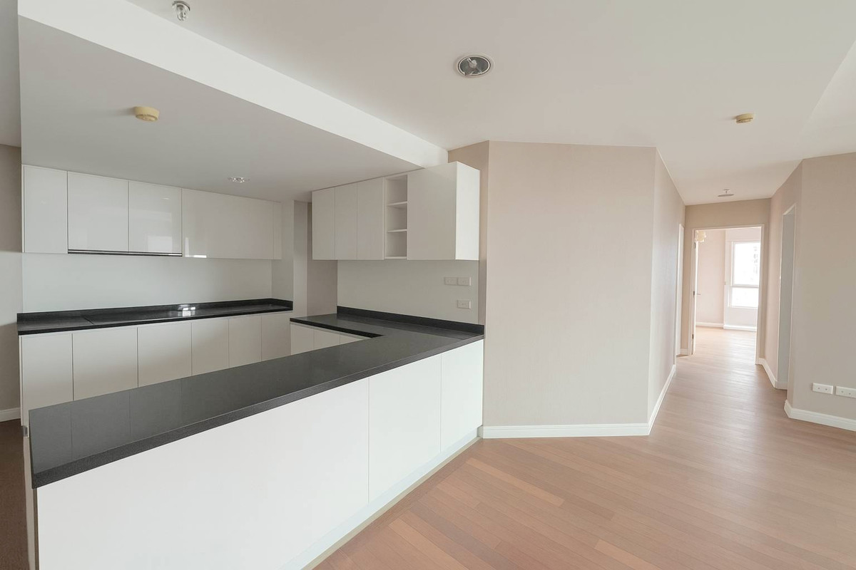 For SaleCondoRama9, Petchburi, RCA : 🔥 Urgent sale 🔥 Cheapest, beautiful room, exactly as described, corner room, very wide, price negotiable. Call 0619824959