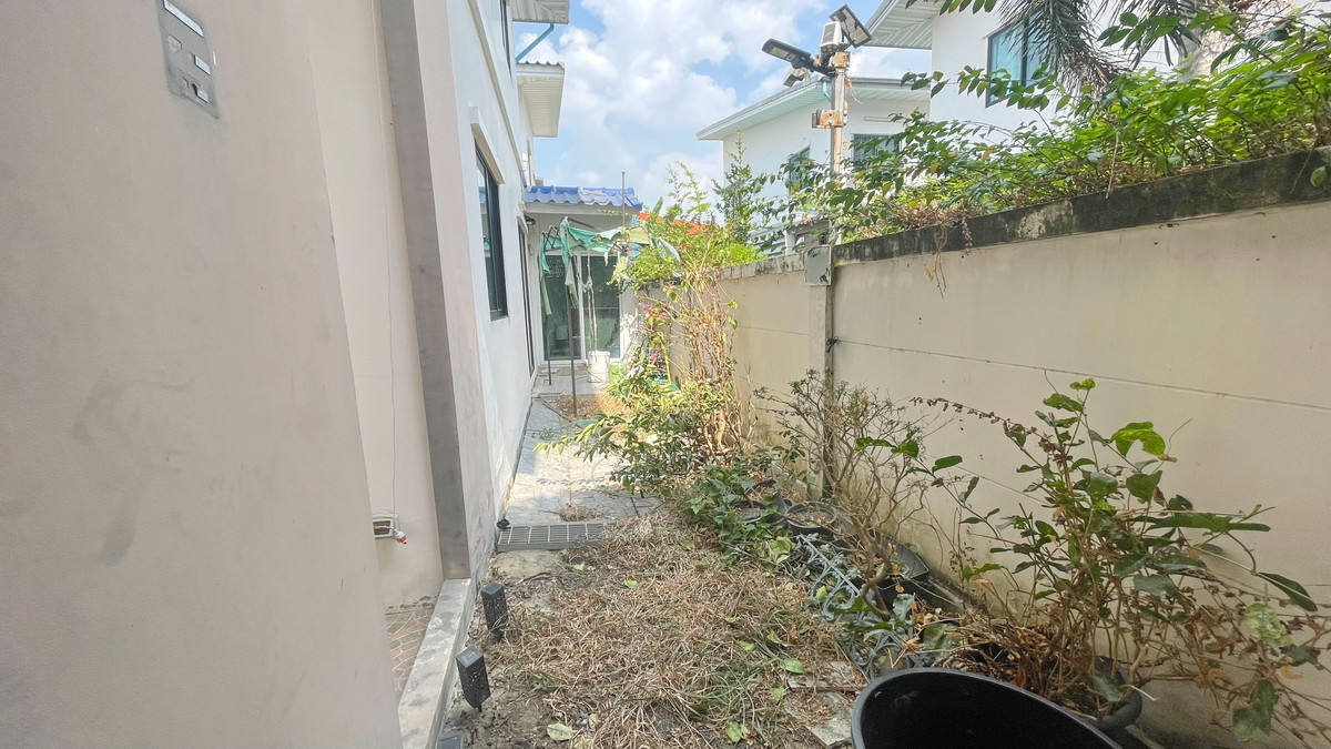 For RentTownhomeNonthaburi, Bang Yai, Bangbuathong : Townhouse for rent, Modi Villa Bang Bua Thong, corner unit.