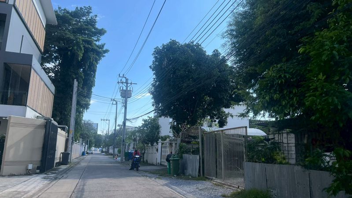 For SaleLandChokchai 4, Ladprao 71, Ladprao 48, : Land and house for sale, area 378 square meters, near the expressway. Soi Social Worker 6 in the heart of Lat Phrao zone - along the expressway and near MRT Chokchai 4