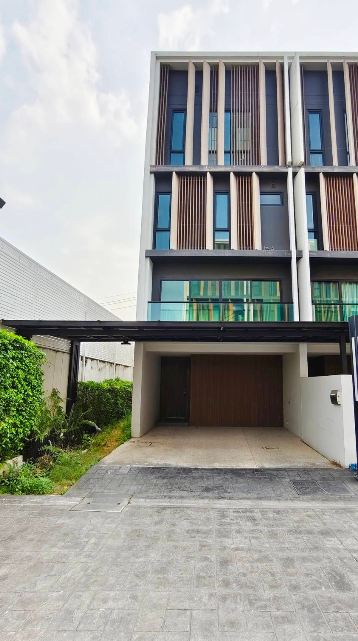 ให้เช่าทาวน์โฮมโชคชัย4 ลาดพร้าว71 : ให้เช่าทาวน์โฮม 3.5 ชั้น หลังมุม โครงการ Authen Ladprao–Nakniwa ซอยนาคนิวาศ 48 ใกล้เซ็นทรัลอีสวิลล์