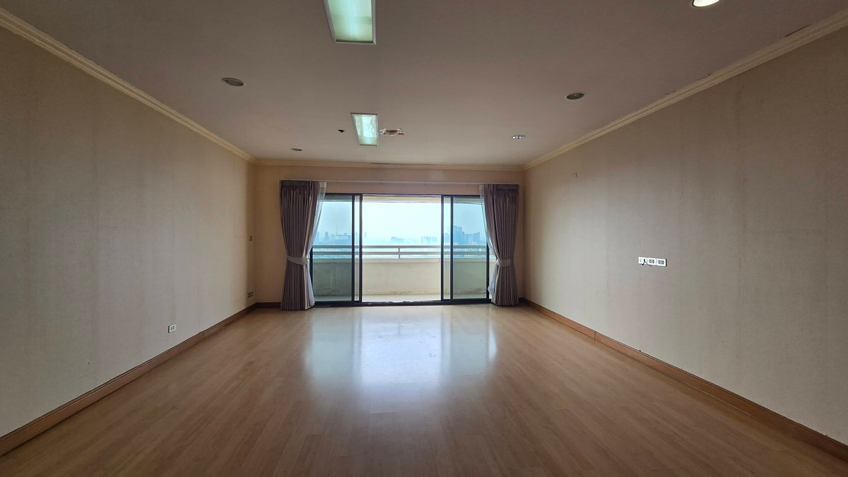 For SaleCondoBangna, Bearing, Lasalle : Condo for sale Central City East Tower: Central City Bangna East Tower, next to Central Bangna | Special price lower than the market, large usable area 236 sq m, on the 25th floor.