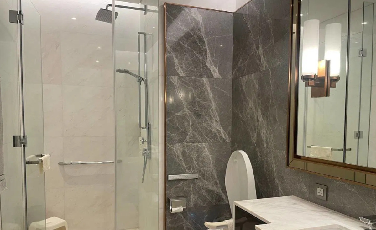 For RentCondoWitthayu, Chidlom, Langsuan, Ploenchit : Sindhorn Tonson 86 sqm. 中 日 Please add LINE ID @806qphgn o8415o5483