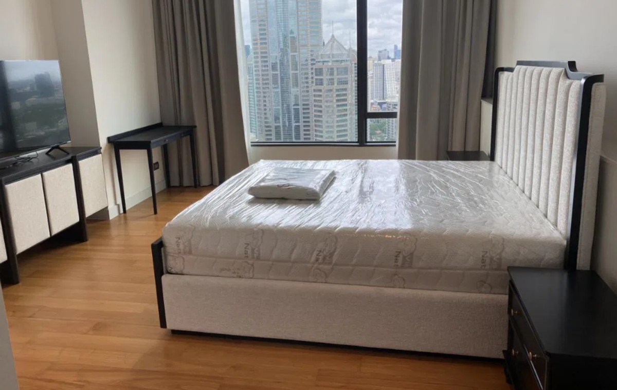 For RentCondoWitthayu, Chidlom, Langsuan, Ploenchit : Sindhorn Residence 150 sq.m. 中 日 Please add LINE ID @806qphgn o8415o5483