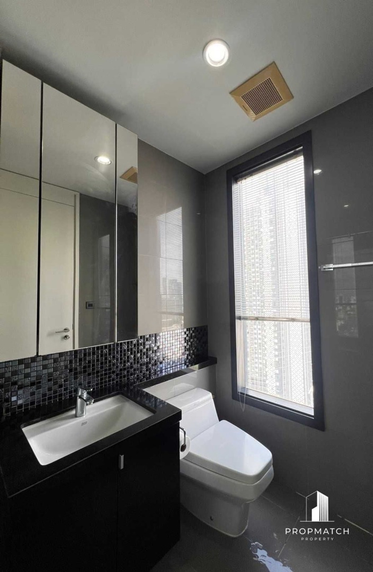 For SaleCondoLadprao, Central Ladprao : ⚡️Hot Deal⚡️M Ladprao Condo opposite Central. Next to BTS Lat Phrao Intersection, near MRT, area 30 sq m., only 4,100,000.- 📲092-6289149