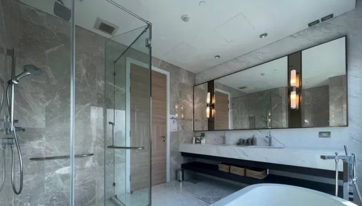 For RentCondoWitthayu, Chidlom, Langsuan, Ploenchit : Sindhorn Residence 111 sq.m. Please add LINE ID @806qphgn o8415o5483