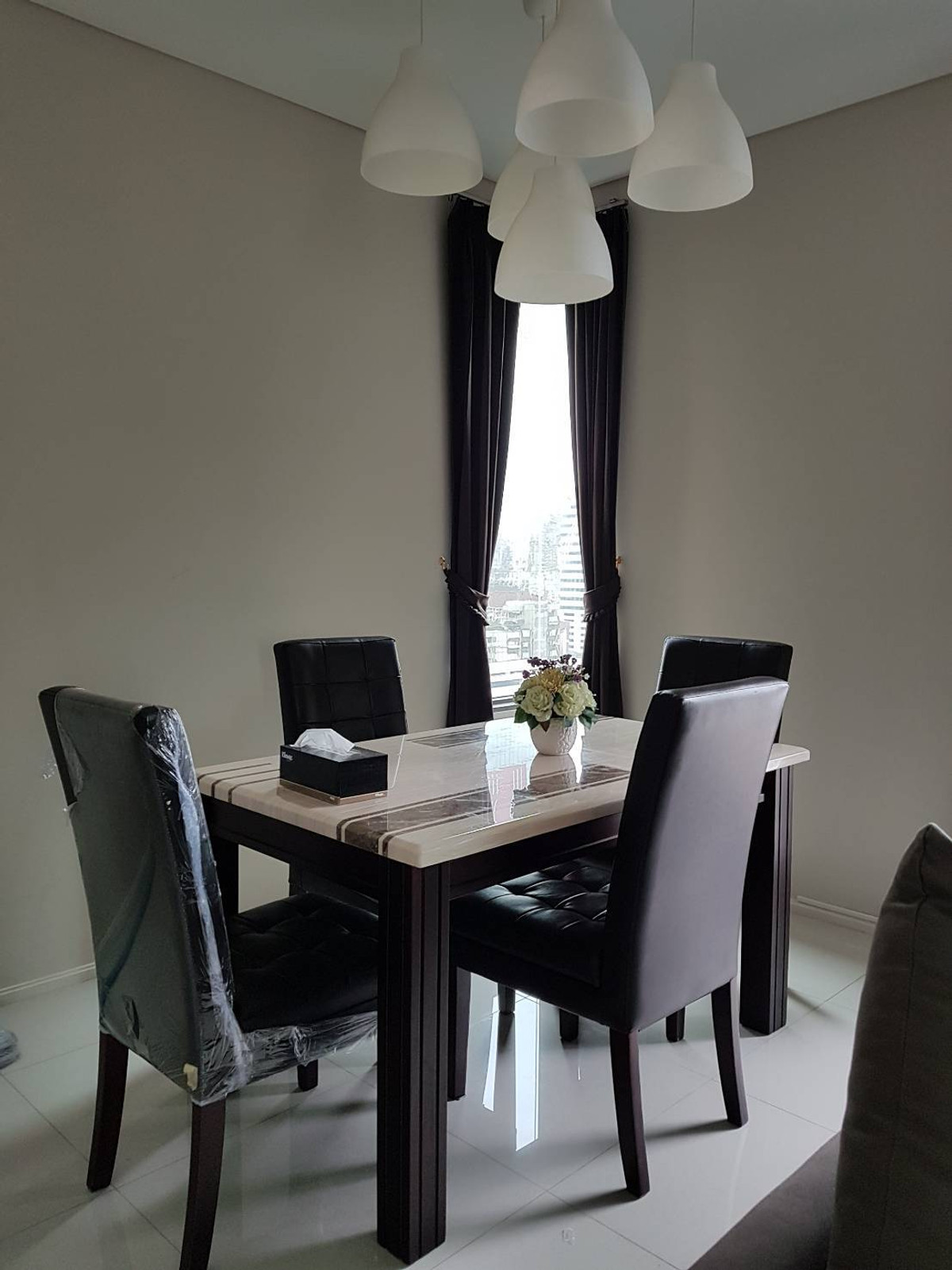 ให้เช่าคอนโดพระราม 9 เพชรบุรีตัดใหม่ RCA : ให้เช่าคอนโดวิลล่า อโศก ตกแต่งครบครัน (S15-33679)