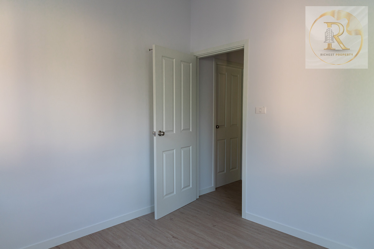 For SaleHousePathum Thani,Rangsit, Thammasat : House for sale 𝐌𝐎𝐃𝐈 𝐕𝐈𝐋𝐋𝐀 New Ratchaphruek Road, Khao Yai feel, whoever gets it is very worthwhile. The owner bought it and has never lived in it.