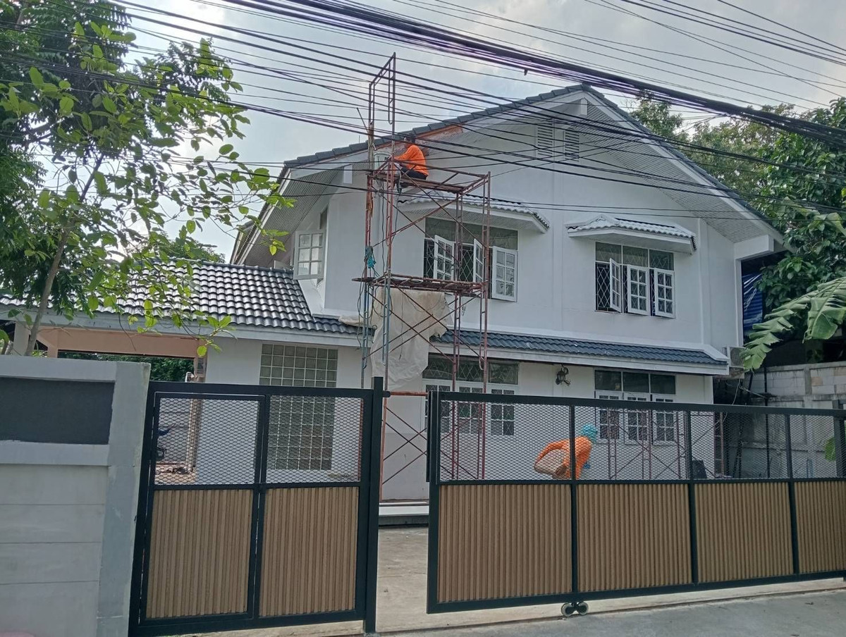 For RentHouseBangna, Bearing, Lasalle : Newly renovated detached house for rent (Company can be registered) Soi Chaliang, Bangna Trad Road, area 100 sq m, usable area 240 sq m, rent 50000 baht per month.