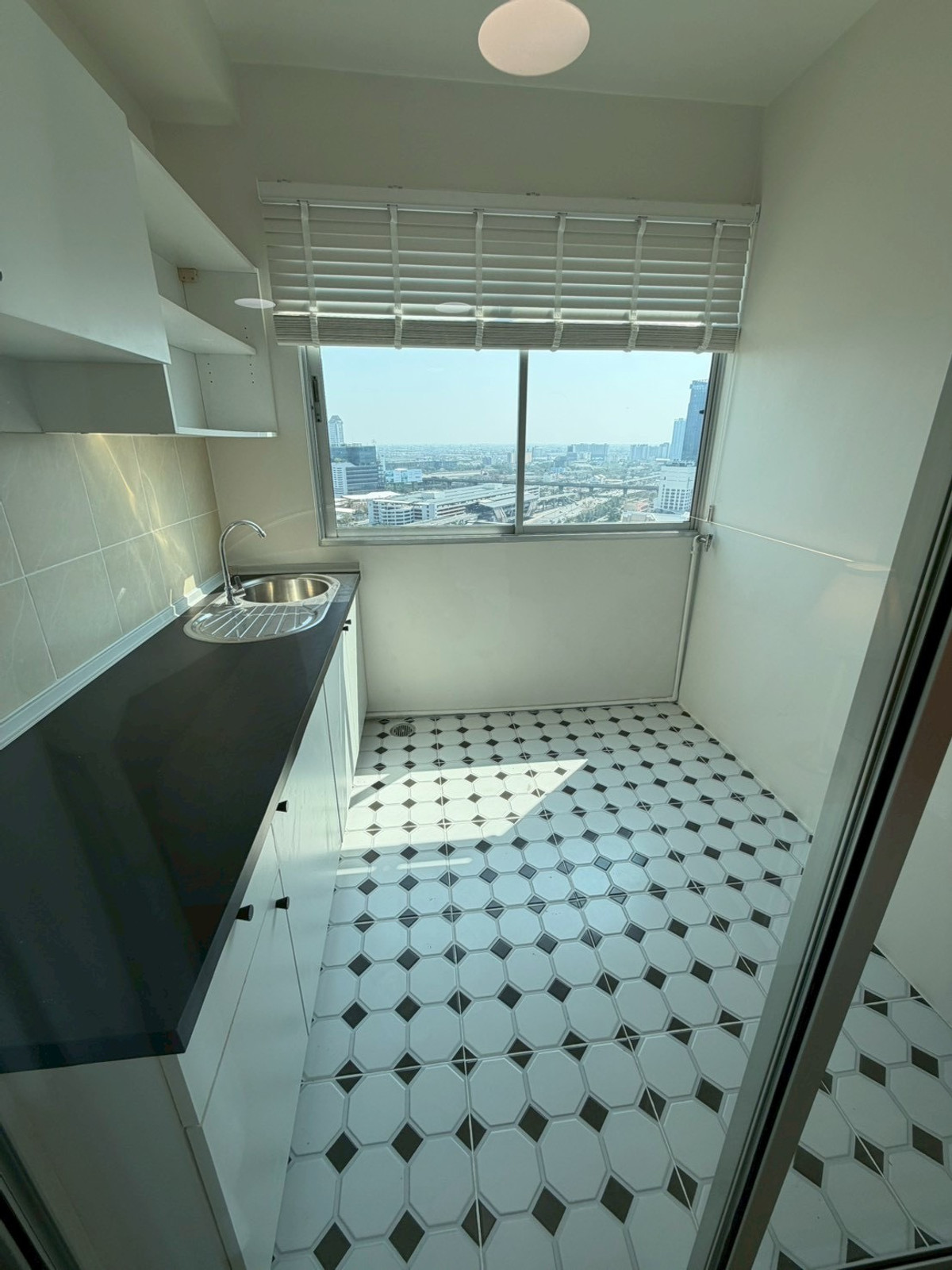 For SaleCondoPattanakan, Srinakarin : Condo for sale Supalai Park Srinakarin, beautiful room, newly decorated. Every piece of new furniture Ready to move in Next to the skytrain