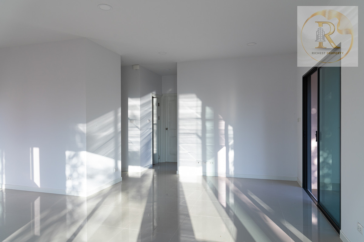 For SaleHousePathum Thani,Rangsit, Thammasat : House for sale 𝐌𝐎𝐃𝐈 𝐕𝐈𝐋𝐋𝐀 New Ratchaphruek Road, Khao Yai feel, whoever gets it is very worthwhile. The owner bought it and has never lived in it.