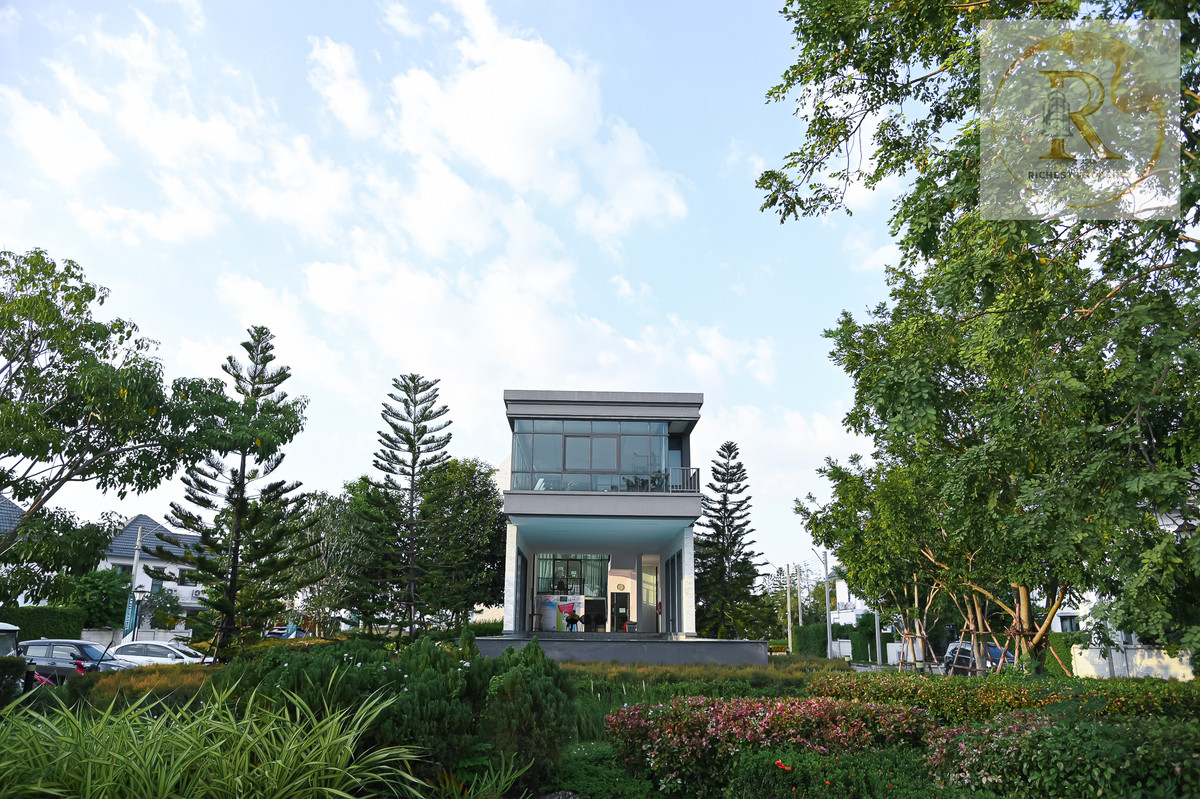 For SaleHousePathum Thani,Rangsit, Thammasat : House for sale 𝐌𝐎𝐃𝐈 𝐕𝐈𝐋𝐋𝐀 New Ratchaphruek Road, Khao Yai feel, whoever gets it is very worthwhile. The owner bought it and has never lived in it.