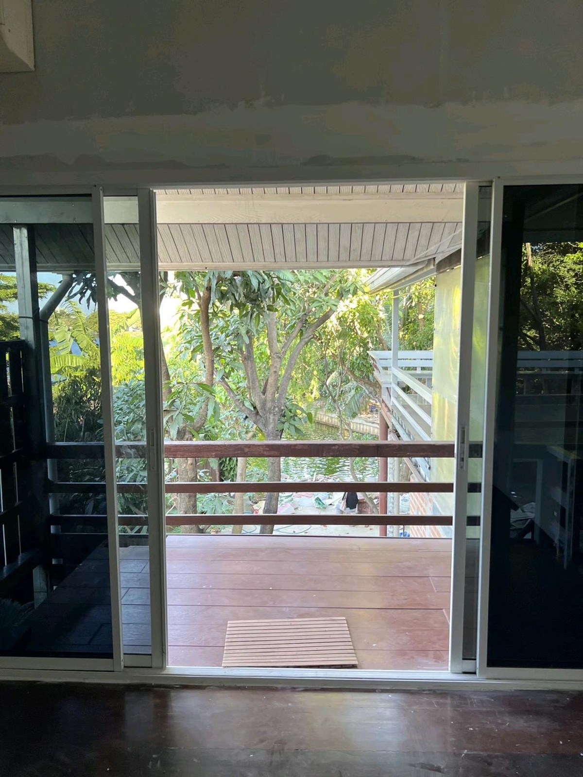 For SaleHouseMin Buri, Romklao : For sale, detached house next to the lake. Rare plot in the Sammakorn Ramkhamhaeng 110/112 project.