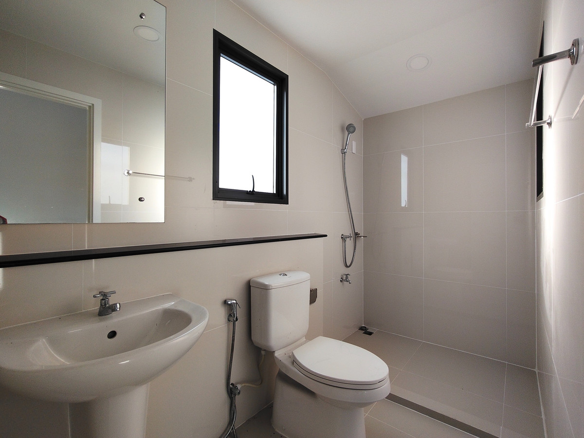 For SaleHousePathum Thani,Rangsit, Thammasat : House for sale 𝐌𝐎𝐃𝐈 𝐕𝐈𝐋𝐋𝐀 New Ratchaphruek Road, Khao Yai feel, whoever gets it is very worthwhile. The owner bought it and has never lived in it.