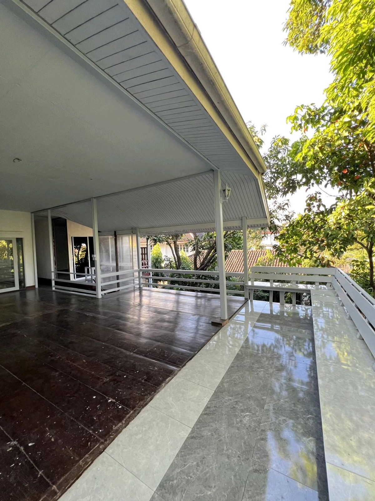 For SaleHouseMin Buri, Romklao : For sale, detached house next to the lake. Rare plot in the Sammakorn Ramkhamhaeng 110/112 project.